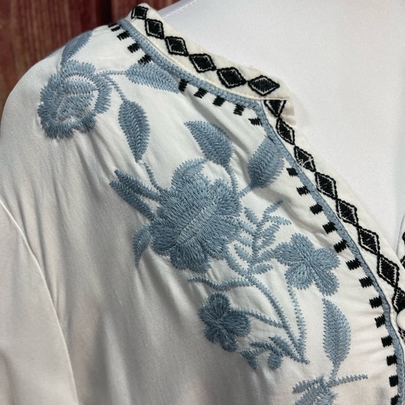 C&C California white and blue floral embroidery boho flowy women’s blouse 1X - Picture 8 of 17